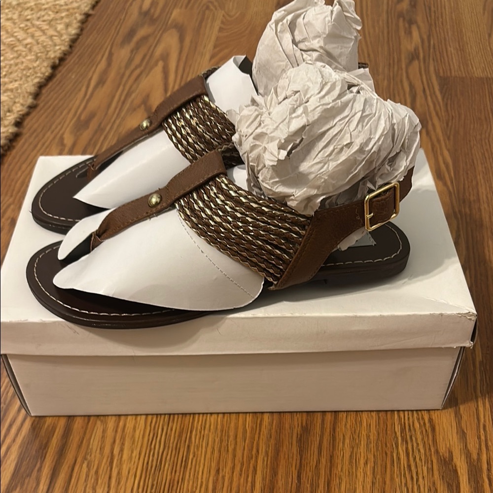 Steve Madden Sandals NIB Brown and White Sandals with Gold Accents Size 7